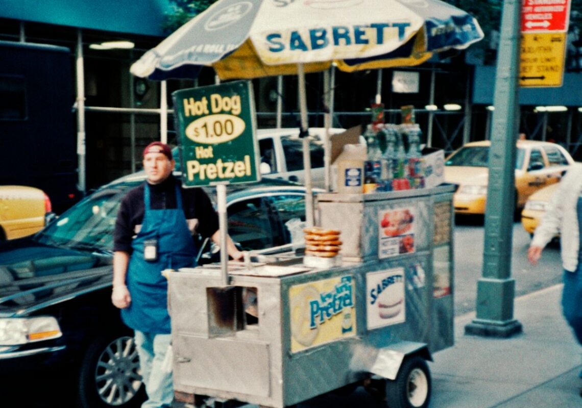 hot dog street vendor — ホットドッグだけは、熱いうちに作るのアイキャッチ