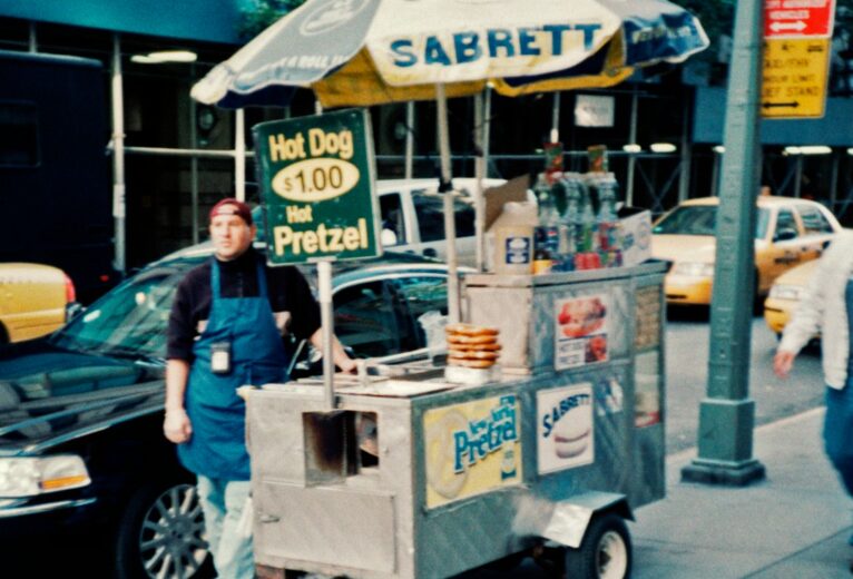 hot dog street vendor — ホットドッグだけは、熱いうちに作るのアイキャッチ
