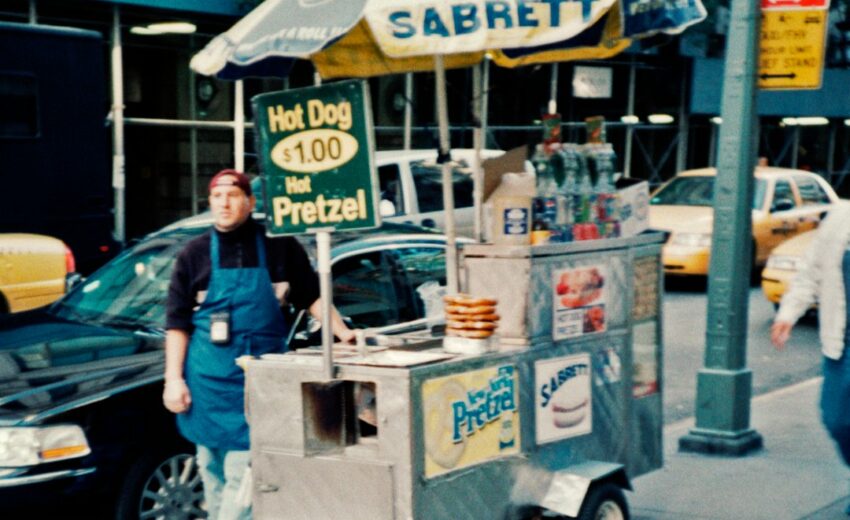 hot dog street vendor — ホットドッグだけは、熱いうちに作るのアイキャッチ